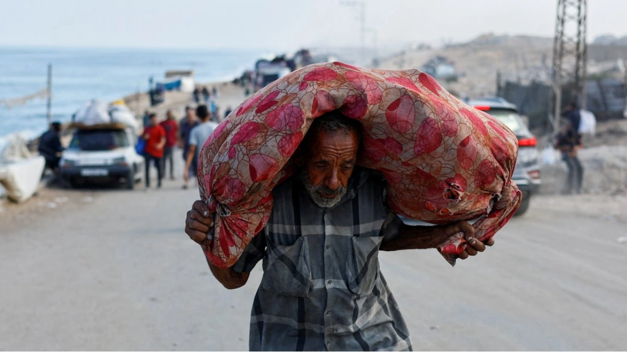 Thousands Flee Gaza City as Israeli Troops Advance